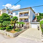 Charmantes Nur 200 Meter Zum Sandstrand Mit Meerblick, Parkplatz, Klima Crikvenica