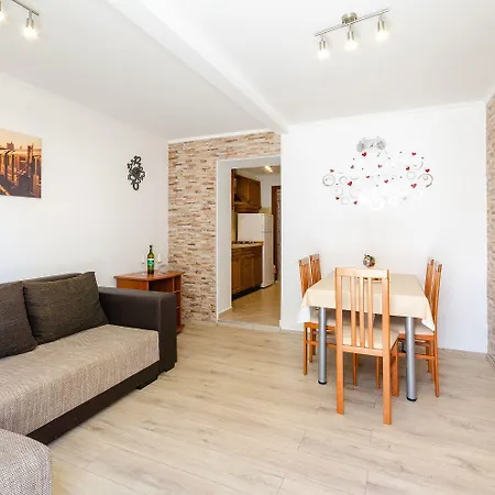 Charmantes Nur 200 Meter Zum Sandstrand Mit Meerblick, Parkplatz, Klima Crikvenica