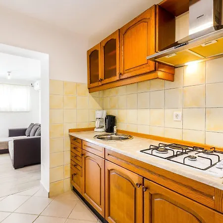 Charmantes Nur 200 Meter Zum Sandstrand Mit Meerblick, Parkplatz, Klima * Crikvenica